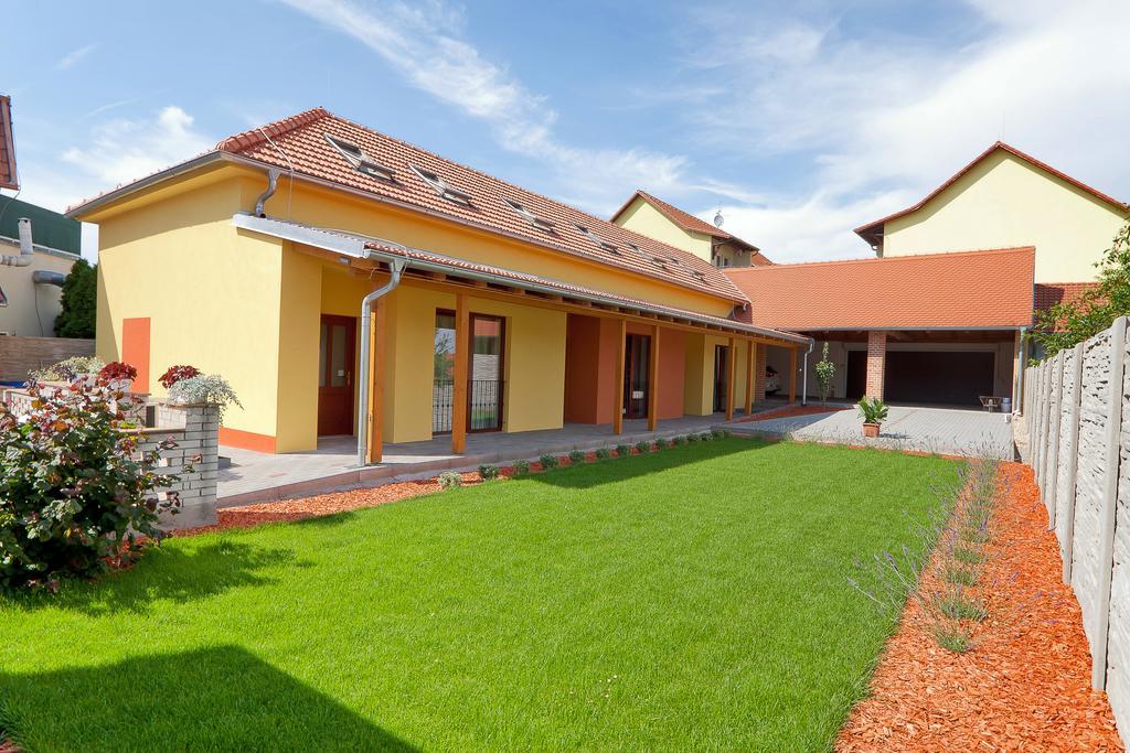 Pension Cizek Микулов Екстериор снимка